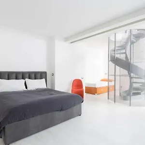 Unique 4 Storey House On Naviglio 4bd, 4bt Appartement